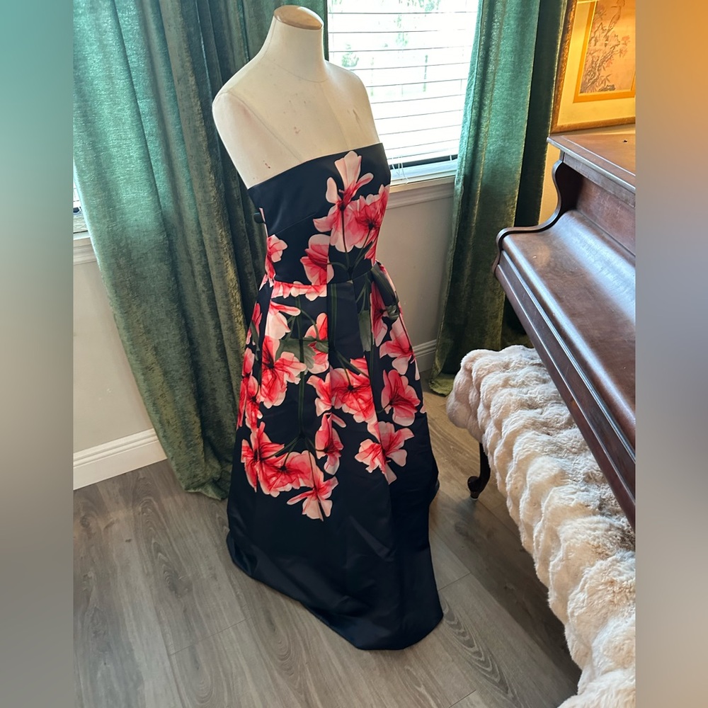 David Meister
Strapless Fit-&-Flare Floral Dress w/ Pockets - Picture 6 of 12